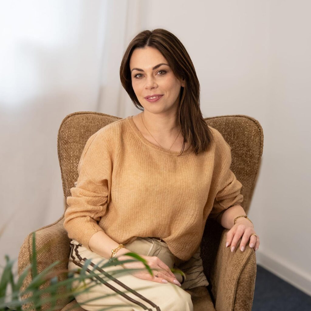 Natalia Kądzielawa, psycholożka, w fotelu w gabinecie
